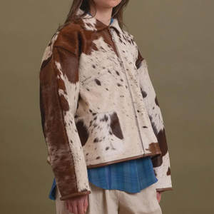 Veste en cuir véritable de vache à poils, texture naturelle authentique, matière souple et tannée, confortable, chaude, vêtement d'extérieur tendance - Product Image 1