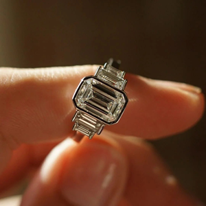 Bague de fiançailles pour femme en platine avec diamant taille émeraude et pierres latérales baguette, style classique - Product Image 3