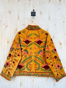Veste en velours Suzani faite à la main pour femme, vêtement d'extérieur ethnique à fleurs pour l'hiver, manteau court bohème, tenue élégante pour les festivals, cadeau pour femme - Product Image 2