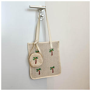 Añade un toque de estilo festivo con este precioso bolso de hilo natural diseñado con motivos de palmeras y un monedero a juego. - Product Image 5