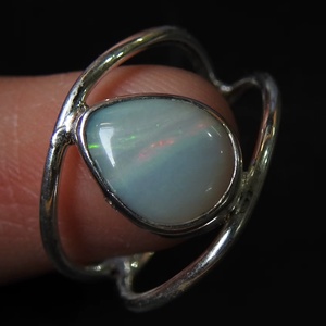 Anillo de Ópalo Sólido Australiano con Engaste de Bisel - Plata - Diseño Clásico para Bodas y Fiestas - Talla 5 de EE. UU. - Joyería Hecha a Mano - Regalo para Ella - Product Image 1