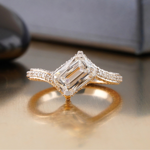 Anillo de Compromiso Solitario con Diamante Cultivado en Laboratorio, Corte Esmeralda de 1.97 CT, Claridad VS1, Pavé, Oro Amarillo y Blanco de 14K - Product Image 1