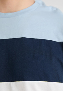 T-shirt Adaptatif Personnalisé pour Hommes, à Manches Courtes, Facilement Détachable, pour Prothèses, Vêtement Médical, Fabricant OEM ODM en Gros - Product Image 6