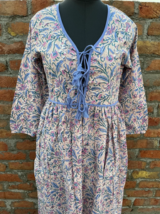 เดรสยาวผ้าฝ้ายพิมพ์ลายด้วยมือ 100% พร้อมงานปักและพู่ห้อย สไตล์ลำลองลายดอกไม้ ชุดยาวแบบอินเดีย ราคาขายส่ง - Product Image 5