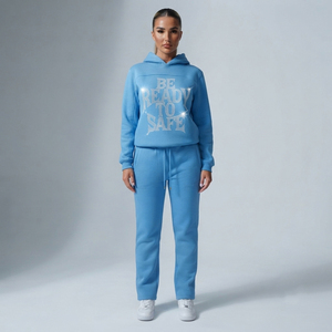 Conjunto Deportivo para Mujer con Diseño Frontal Estampado con Pedrería, Sudadera con Capucha Personalizada de Felpa de Alta Calidad de 450 GSM, Pantalones Deportivos con Cordón en la Cintura - Product Image 3