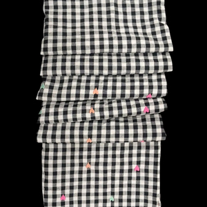 ผ้าฝ้ายลายตารางกิ๊งแฮมส์สีขาวดำคุณภาพสูง - ลายปักรูปหัวใจแสนสนุกสนาน พร้อมด้วยสีพีช ชมพู และมิ้นท์ - Product Image 1