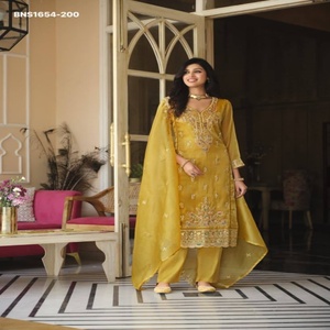 Fournisseur indien de costumes Simar de qualité supérieure avec broderies et perles, prêts à porter, coupe droite, couleur assortie, ensemble salwar et dupatta brodés. - Product Image 1