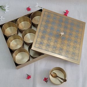Boîte à masala en laiton poli brillant et gaufré avec compartiments de rangement pour herbes et épices, organisateur de cuisine avec couvercle - Product Image 4