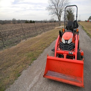 Tracteur agricole durable Kubota BX2380 4x4, conçu pour les travaux agricoles lourds, fonctionnement fluide et stabilité. - Product Image 1