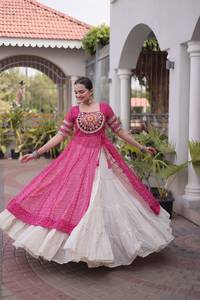 Lehenga Choli de diseño étnico tradicional indio, colección Navaratri, con estampado Bandhani y diseño Kutchi para mujeres, ropa elegante. - Product Image 2