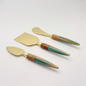 Elegante Juego de Cuchillos para Queso con Mangos de Resina y Hojas de Acero Inoxidable Doradas para Cortar, Rebanar y una Presentación con Estilo en la Mesa - Product Image 4