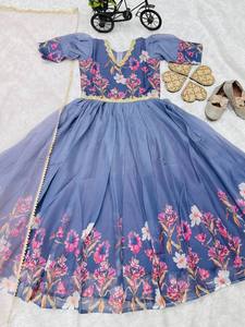 Robe florale de créateur pour filles avec dupatta – Tenue ethnique pour enfants pour les fêtes et les mariages - Product Image 3