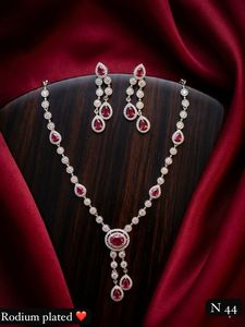 Conjunto de Collar y Aretes de Oro con Incrustaciones de Kundan y Perlas, Joyería de Boda para Mujer, Estilo Clásico, Diseño Geométrico - Product Image 1