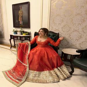 Vestido Anarkali de Seda Chinon VASTRA COTTAGE con Bordado Pesado y Lentejuelas, Forro de Algodón y Dupatta de Encaje con Conjunto de Parte Inferior - Product Image 1