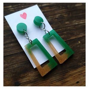 Boucles d'oreilles romantiques en résine florale – Bijoux botaniques faits à la main avec des détails transparents élégants - Product Image 3