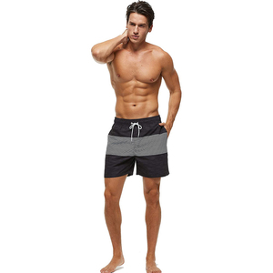 Restez au frais et confiant avec nos shorts de plage pour hommes à séchage rapide, tissu anti-humidité, doublure en maille respirante et entretien facile. - Product Image 1