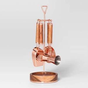 Ceci est un élégant ensemble d'outils de bar à 5 pièces avec une finition dorée sophistiquée et des poignées à motif marbré noir. Il est conçu pour… - Product Image 2