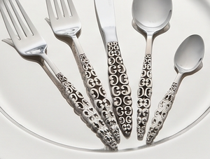 Juego de cubiertos metálicos clásicos con diseño de mango ornamentado, alto brillo, aptos para lavavajillas, para uso en mesas de boda. - Product Image 5