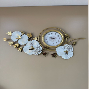 Majestueux horloge en métal en forme de paon doré avec plumes en cristal bleu. Grandes œuvres d'art disponibles à prix de gros. - Product Image 4