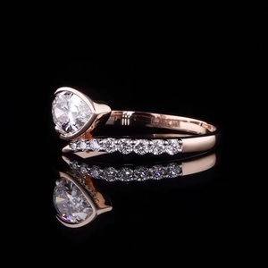 Bague de fiançailles pour femme en or blanc 14 carats avec diamant taille poire couleur D VVS1 et pierres latérales en diamant, style classique - Product Image 2