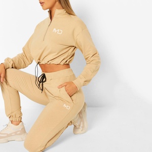 Ensemble de survêtement pour femme, très demandé, comprenant un sweat à capuche oversize personnalisé et un short de survêtement longueur genou, idéal pour le sport, le streetwear et les joggings - Product Image 2