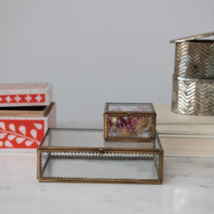 Boîte de présentation en laiton et verre avec bords festonnés, finition antique, boîte à bijoux rectangulaire en verre avec cadre plaqué or, boîtes en verre - Product Image 4