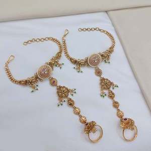 Chaîne de corps fine traditionnelle ethnique pour femme, plaquée or royal, avec pierres Pota et perles, bracelet de mariage Haath Phool - Product Image 3