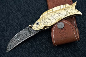 Couteau utilitaire pliant en acier Damas SHARP POINT TRADES, lame droite, ouverture par bouton de pouce, manche en bois, design artistique - Product Image 3