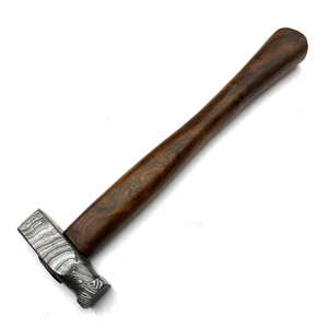 Marteau Viking en acier Damas fait main avec manche en bois de rose, qualité industrielle, 20 pouces de longueur, personnalisable OEM pour travaux extérieurs - Product Image 2