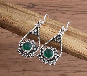 ต่างหูหยดน้ำหยกเขียวธรรมชาติขายส่ง เงินแท้ 925 ดีไซน์หรูหราสำหรับงานปาร์ตี้ ผู้ผลิตอัญมณี รับทำเครื่องประดับตามสั่ง - Product Image 5