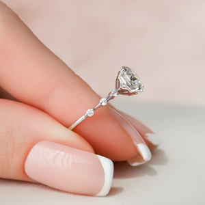 แหวนหมั้นเพชรทรงกลมเจียระไนแบบบริลเลียนท์ ทองคำ 14k สไตล์คลาสสิก ประดับเพชรด้านข้าง ได้รับการรับรองจาก IGI เครื่องประดับสำหรับผู้หญิง - Product Image 4
