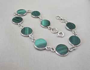 Pulsera de eslabones con cabujón redondo de malaquita verde, joyería hecha a mano con baño de oro - Product Image 3