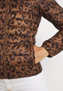 Blouson d'hiver matelassé pour femme personnalisé, écologique, respirant, service OEM, style streetwear, vêtement d'extérieur épais - Product Image 5