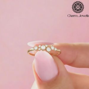 Bague de fiançailles classique pour femme Charm Jewells, plaquée or, avec moissanite en grappe, taille coussin, sertie à griffes, motif floral, IGI - Product Image 3