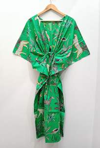 ชุดเดรสผ้าฝ้ายพิมพ์ลายดอกไม้สไตล์วินเทจสำหรับผู้หญิง คอวี แขนสามส่วน ลายป่า 100% ผ้าฝ้ายสีเขียว ยาวระดับเข่า ชุดคลุมชายหาด - Product Image 3