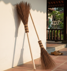 Escoba con mango de madera para limpiar el jardín, hecha en Vietnam, escoba con mango de madera, escoba doméstica para uso diario. - Product Image 3
