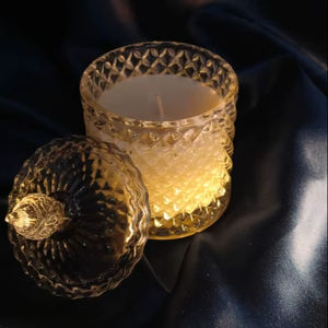 Bougie luxueuse en cire de soja parfumée, dans un pot en cristal, design élégant, cadeau de Diwali disponible, prix fabricant. - Product Image 1