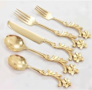 Ensemble de couverts élégants plaqués or avec poignée à motif floral, compatibles lave-vaisselle, vaisselle de mariage, pièce décorative - Product Image 1