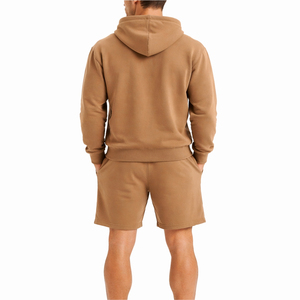 Ensemble confortable de sweat-shirt et short pour homme, offrant un style coordonné et une construction de qualité pour un look contemporain. - Product Image 2