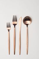 Ensemble de couverts de table de style européen moderne en acier inoxydable doré de qualité supérieure, inspiré des mariages et des réceptions familiales, pour accueillir les invités