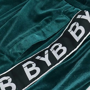 ชุดเสื้อยืดและกางเกงขาสั้นผ้ากำมะหยี่คุณภาพพรีเมียมสำหรับผู้ชาย สไตล์สตรีทแวร์ลำลอง รับผลิตเสื้อผ้าแบรนด์ส่วนตัว (OEM) - Product Image 5