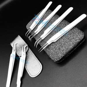 Pochette en cuir blanc RMI et étui anti-magnétique noir avec pince à épiler pour extensions de cils en acier inoxydable à pointe fine et prise en main précise - Product Image 2