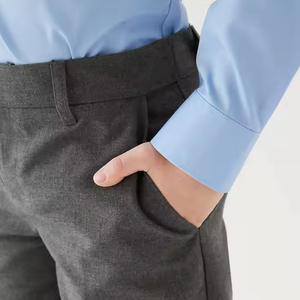 Uniforme Escolar para Niños de Primaria, Camisa Oxford Azul Claro con Corbata a Rayas Rojas y Azules, Pantalones Grises, Tela de Algodón - Product Image 6
