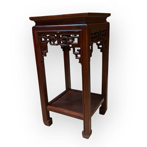 Pedestales cuadrados hechos de madera aromática se colocan a ambos lados del altar. - Product Image 4