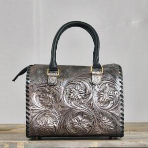 Sac à main de luxe en cuir véritable avec motif floral embossé, fermeture éclair, poignée supérieure noire durable - Product Image 1