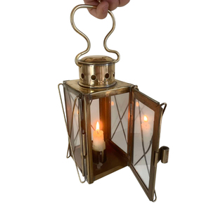 Lanterne en laiton de qualité supérieure avec finition dorée, porte-bougie carré en verre artisanal pour l'intérieur et l'extérieur, lampe élégante de style marocain - Product Image 2