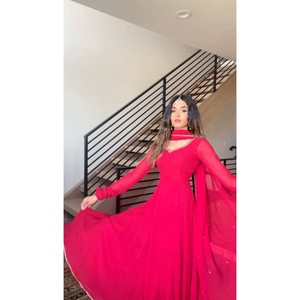 Vestido de Fiesta con Bordado de Lentejuelas en Georgette de Lujo con Pantalón y Dupatta Rosa - Product Image 1