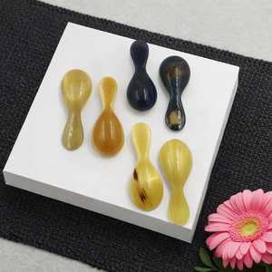 Mini-cuillères en corne de buffle naturelle, faites à la main avec une finition polie et des motifs uniques pour le service et l'utilisation en cuisine. - Product Image 1