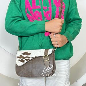 Sac bandoulière élégant en cuir de vachette véritable pour femme, motif tendance, collection 2026, idéal pour toutes les occasions - Product Image 1