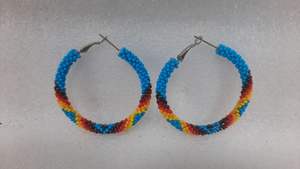 Hermosos pendientes de cuentas de vidrio para entusiastas de la moda que buscan un accesorio único y elegante. - Product Image 2